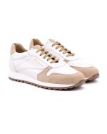 Vit lädersneaker med beige mockadetaljer på framsida och häl.