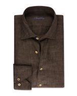 Brun linneskjorta med cut away krage och beige pärlemorknappar.