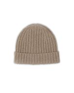 Beige ribbstickad mössa.