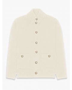Krämvit cardigan med knappar framtill och framfickor.