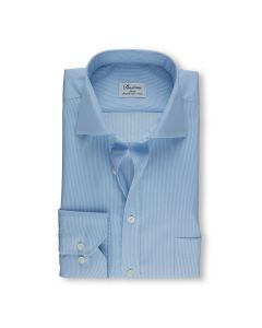 Ljusblå smalrandig herrskjorta, i passformen Classic. 