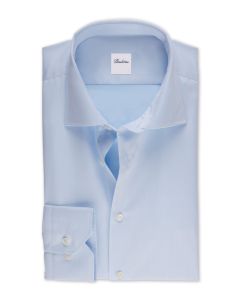 Stenströms Regular ljusblå twillskjorta i superior twofold twill med cut away-krage, enkel manschett och pärlemorknappar.