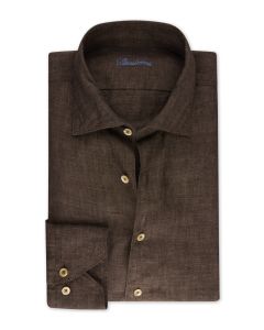 Brun linneskjorta med cut away krage och beige pärlemorknappar.