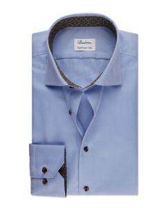 Blå smalrandig skjorta med bruna detaljer i krage och manschett.