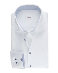 Vit slimline skjorta med cut away krage, blå knappar och blå kontrast i krage och manschett.