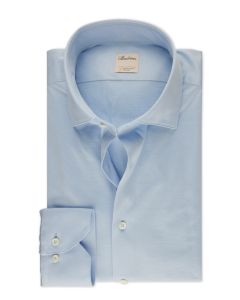 Ljusblå bomull jersey skjorta med cut away krage och beige knapp.