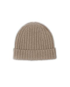 Beige ribbstickad mössa.