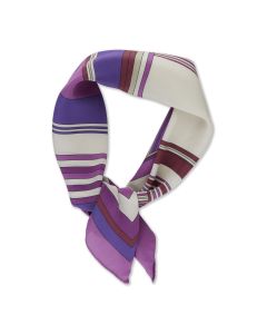 Lila mönstrad scarf.